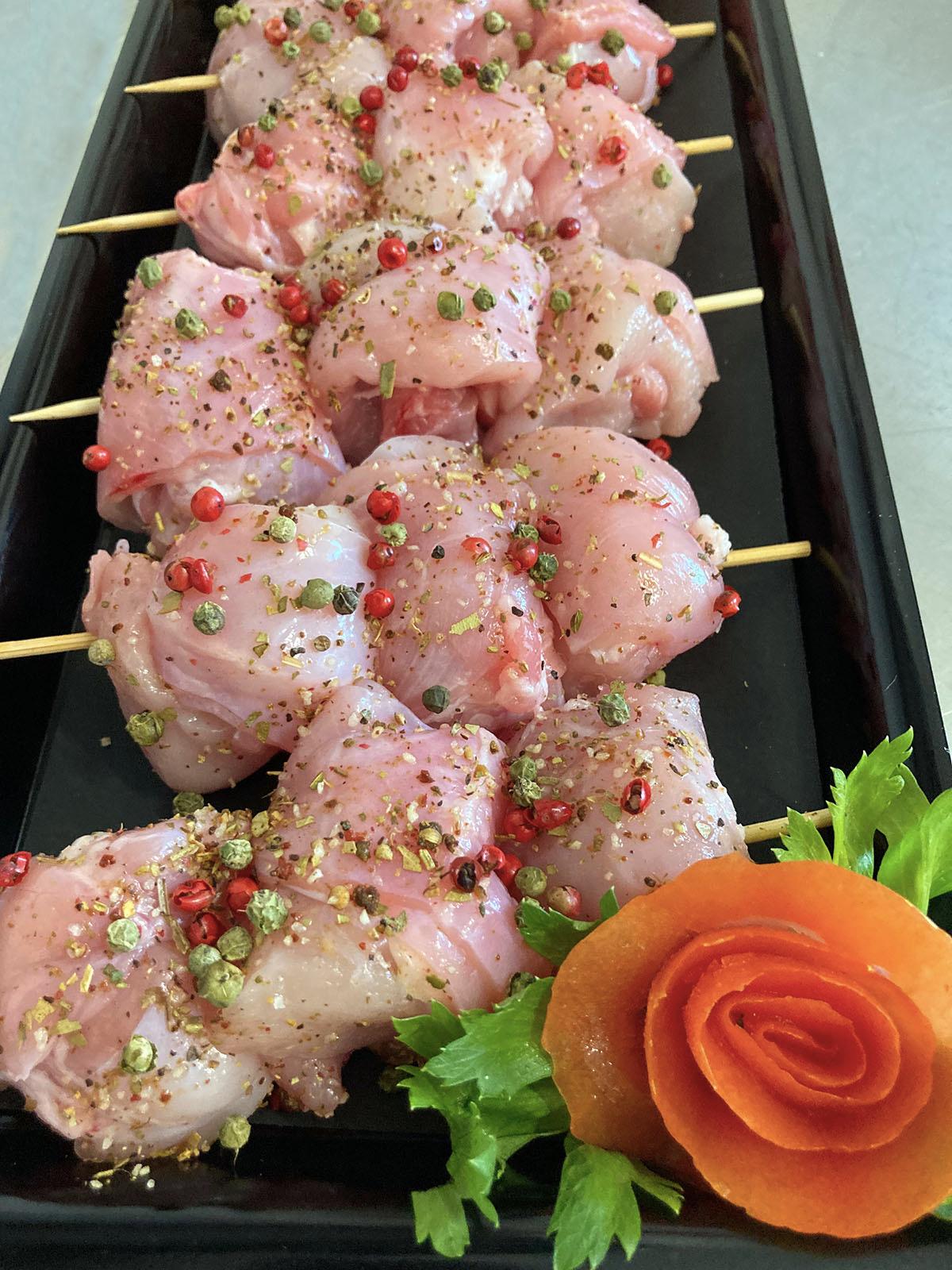 Spiedini di pollo al pepe rosa